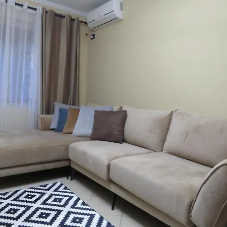 Cozy Near Center, Xhamlliku تيرانا