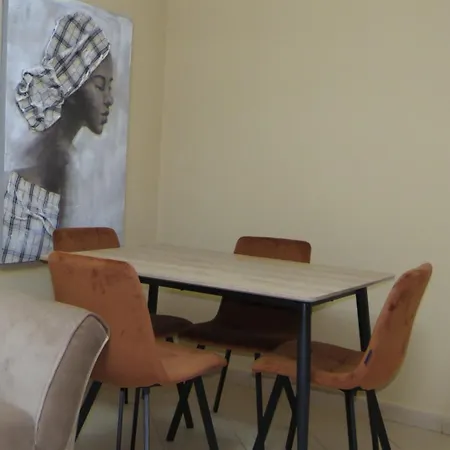 Cozy Near Center, Xhamlliku شقة