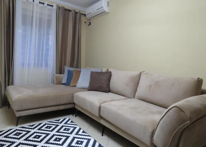 Cozy Near Center, Xhamlliku تيرانا