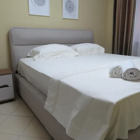 شقة Cozy & Comfort Near Center, Xhamlliku *