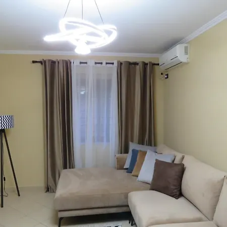 Cozy & Comfort Near Center, Xhamlliku *